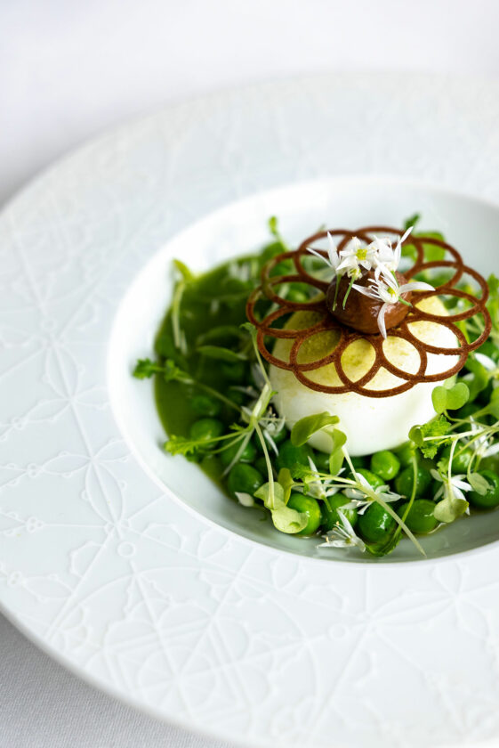 Ducasse-sur-Seine-BC_Oeuf-de-poule-bio-mollet,-petits-pois-et-menthe,-jus-vert_04