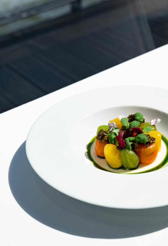 Ducasse-sur-Seine-BC_Tomates-de-pleins-champs,-burrata-et-basilic,-caviar-Krisral_01