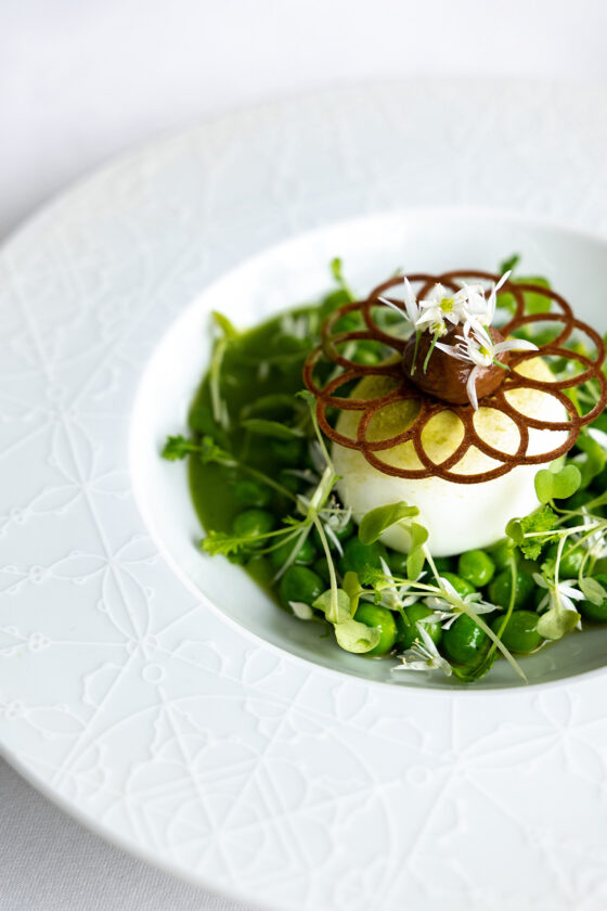 Ducasse sur Seine - Oeuf bio mollet, petits pois, menthe, jus vert