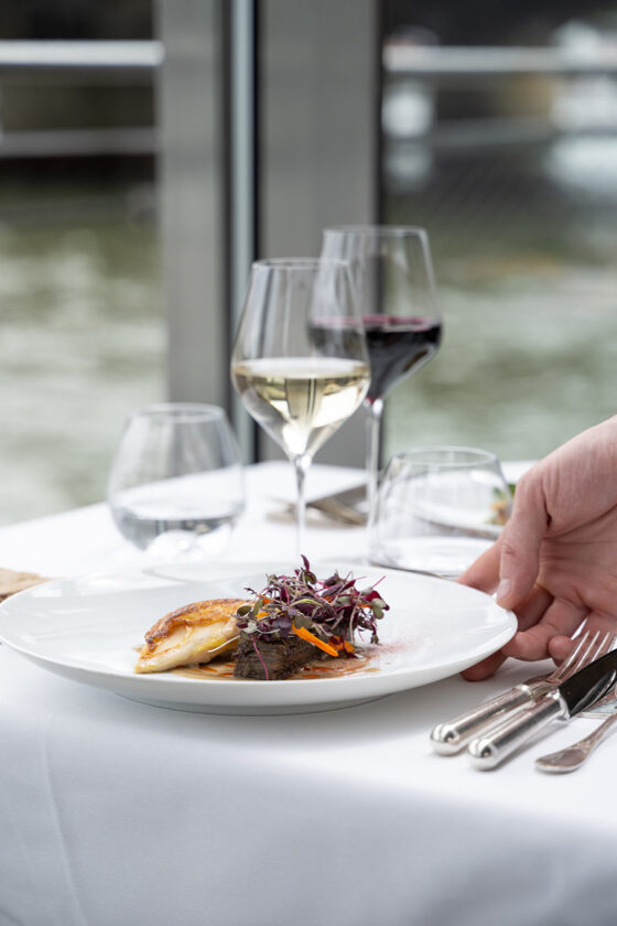 Supreme-de-volaille-jaune-roti-aubergine-et-oignon-vrai-jus_Ducasse-sur-Seine