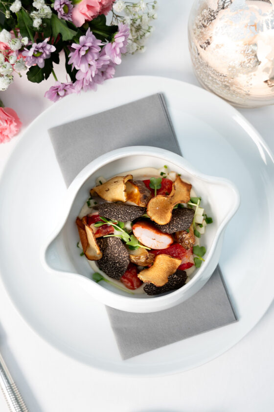 Cookpot-de-homard-bleu-topinambour-et-truffe-noire-sucs-de-cuisson-corailles