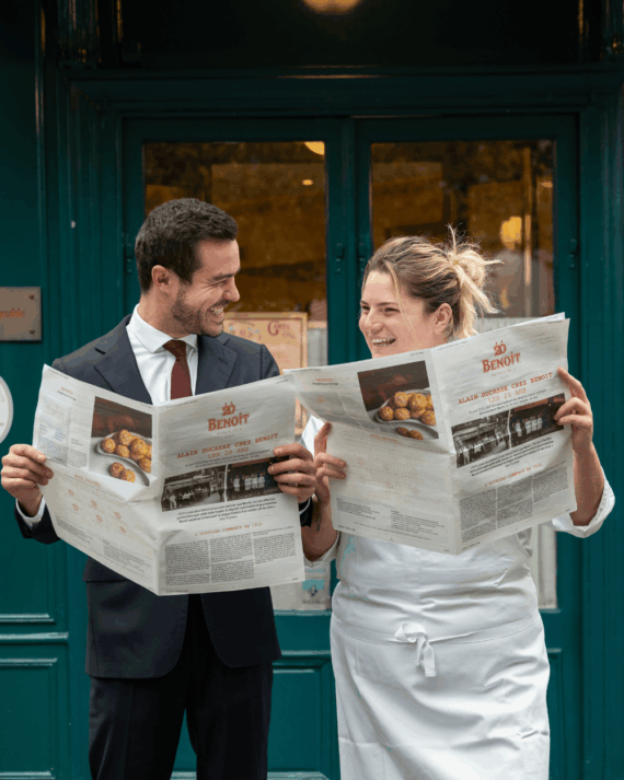 Kelly Jolivet et Simon Ribalet avec le journal des 20 ans
